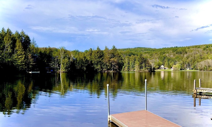 Ludlow House | Indulgent OKEMO Ski and Lake Home with Pool & Spa