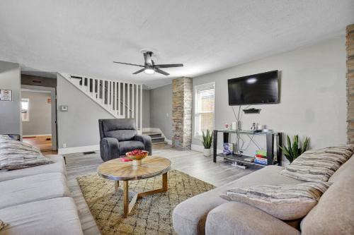 Lansing House | 5 Bedroom, 6 Bed Cozy and Spacious Home