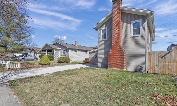 Lansing House | Cozy 5-Bedroom Home with Breakfast and Kid-Friendly Amenities