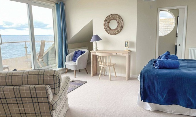 South Hayling Cottage | Spacious 5 Bedroom Retreat in Hayling Island for You