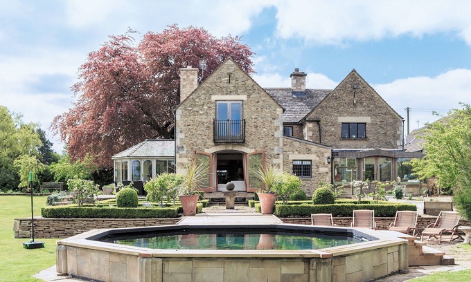 Brimpsfield Cottage | 5 bedroom accommodation in The Camp, near Stroud