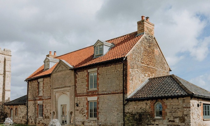 Pentney Cottage | Spacious 5-Bedroom Retreat in Pentney with Lake View