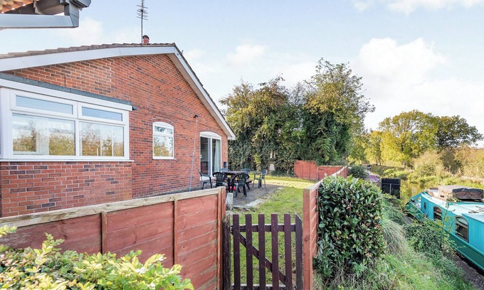 Tunstall Cottage | Explore 5 Bedroom Stay at Heritage Marina Near Congleton