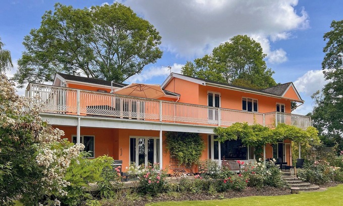 Geldeston Cottage | Waterside Retreat: Ideal for Families with Spa and Lake Views