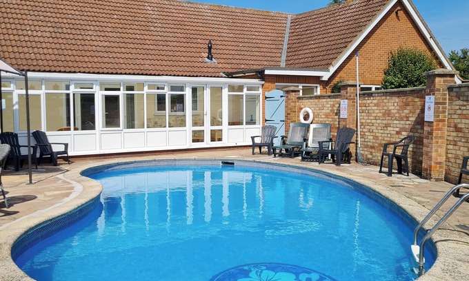 Aylsham Cottage | Relaxing 5-Bedroom Retreat with Pool and Lake Views in Aylsham