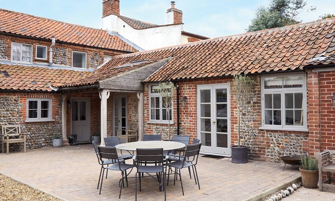 Bacton Cottage | Spacious 5-Bedroom Retreat in Bacton with Ocean Views