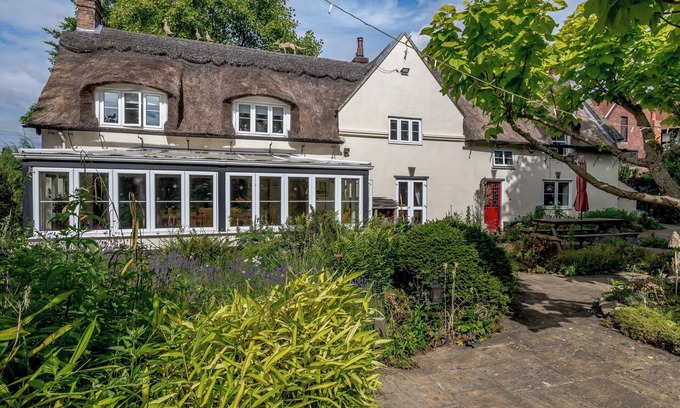 Irstead Cottage | Spacious 5-Bedroom Retreat with Spa & Lake Views in Ludham