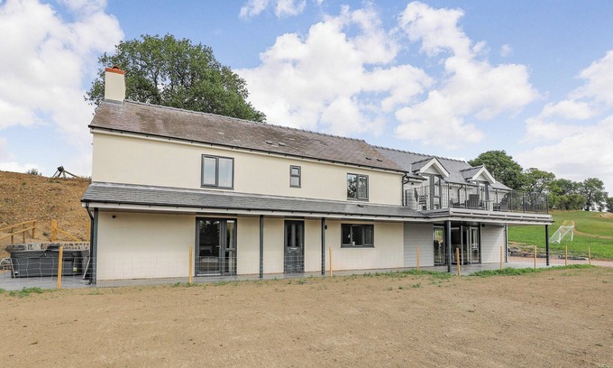 Meifod Cottage | Spacious 5-Bedroom Getaway with Lake Views in Meifod