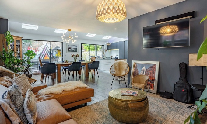 Hove Cottage | Beachfront Family Retreat with Spa and Ocean Views
