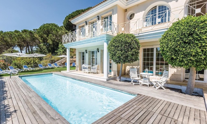 Cabrils House | Spacious 5-Bedroom Getaway with Ocean View in Cabrils