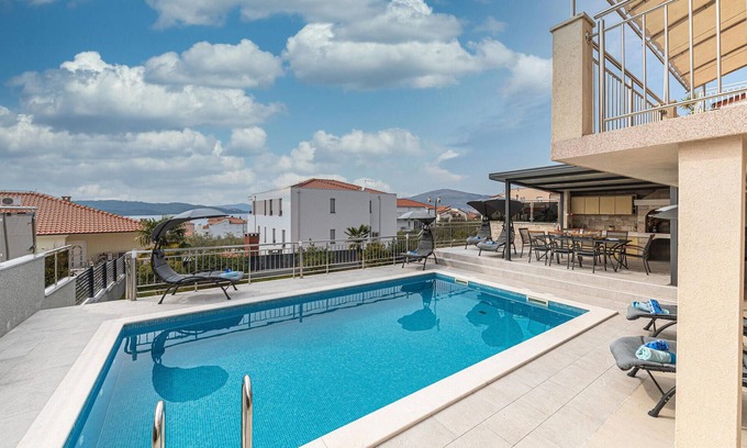 Okrug Gornji House | Discover Your Ideal Getaway at Okrug Gornji Vacation Home