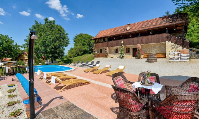 Mozenec House | Idyllic Cottage Surrounded by Nature with Pool and Spa