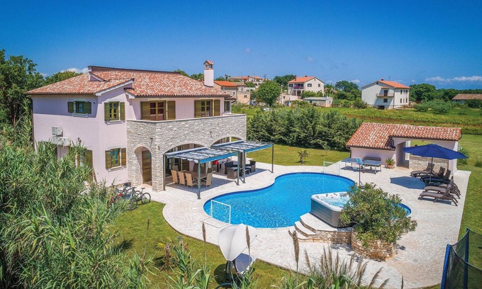 Valtura House | Spacious 5 Bedroom Getaway in Valtura with Ocean Views