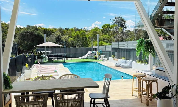 Swansea Heads House | 5 bedroom Beach house - 13m pool & Lake at back door - sleeps 13
