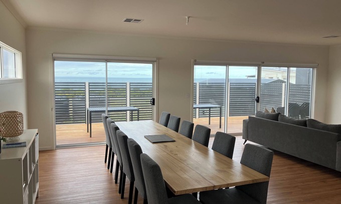 Warrenben House | New 5-Bedroom Beachside House with Ocean Views in Marion Bay