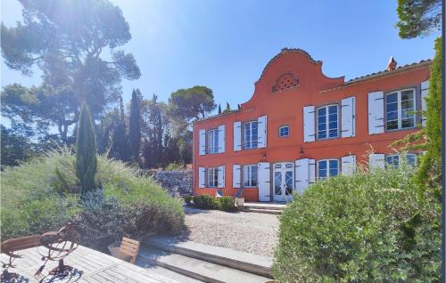 Ouveillan House | Family-Friendly 5 Bedroom Home with Pool in Ouveillan