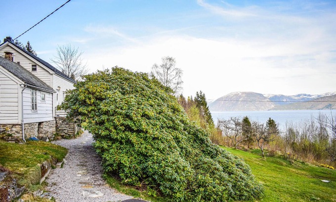 Brekke House | Charming Cottage with Fjord View and Family-Friendly Amenities