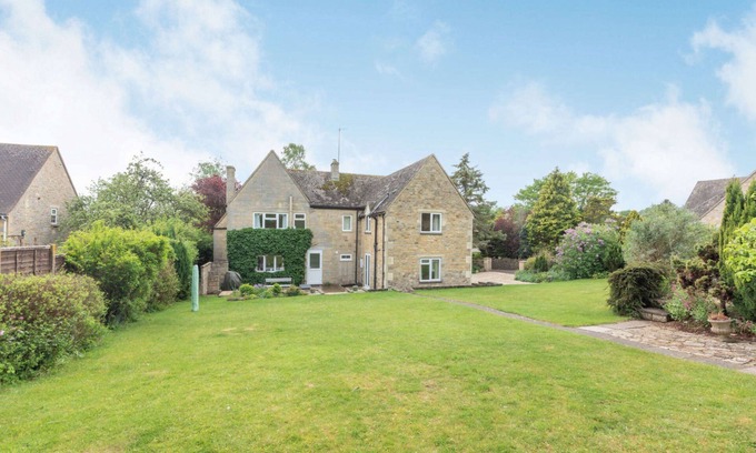 Longborough Cottage | Ideal 5-Bedroom Cotswold Cottage with Beautiful Garden
