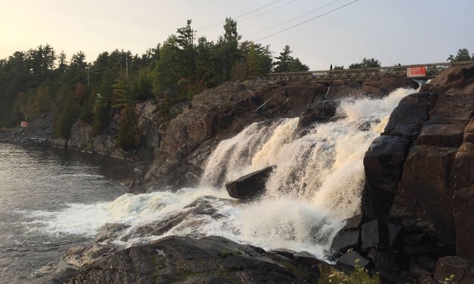 Bracebridge Cottage | 5 Bedroom Cottage in Muskoka. Beach, swimming, pool, boating available on site.