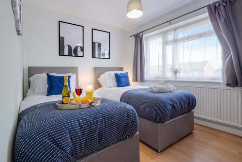 Knowle Sands House | Spacious 5 Bedroom House Near City Centre with Garden
