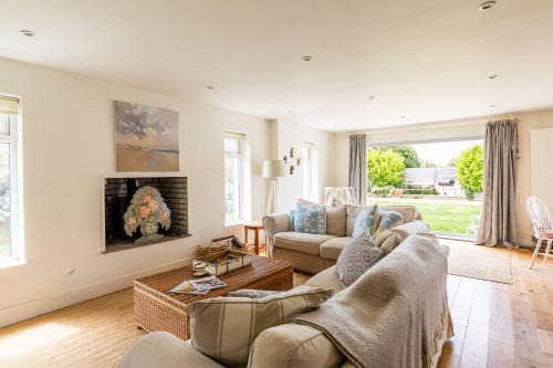 East Wittering House | 5 Bedroom Family Friendly Beach House - a skip to the water!