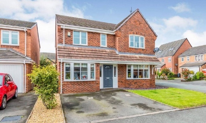 Newcastle-Under-Lyme House | Modern 5-Bedroom House with Pool & Spa: Guest Rated 10/10