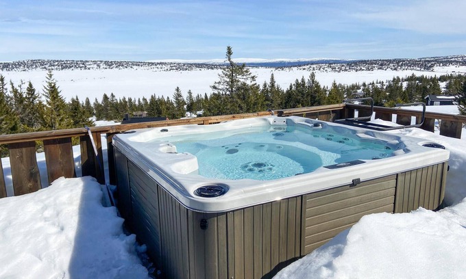 Oyer House | Family-Friendly Vacation Home with Spa and Lake View