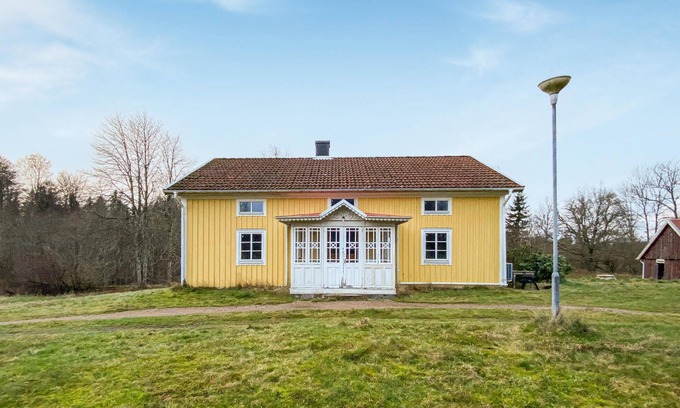 Broaryd House | Cozy Cottage by the Lake and Forest with Pet-Friendly Perks