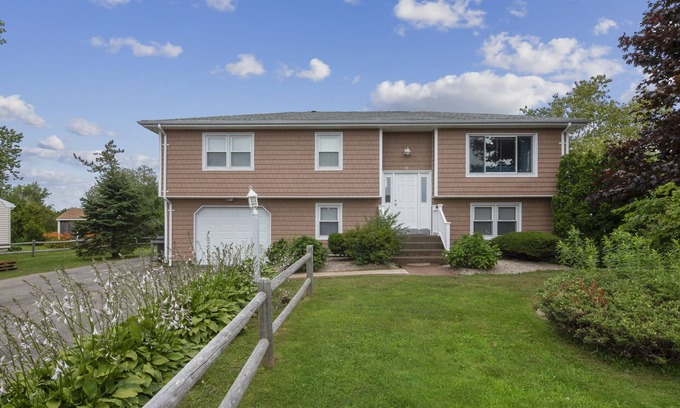 Eastward Look House | Family-Friendly 5 Bedroom Home Near Scarborough Beach