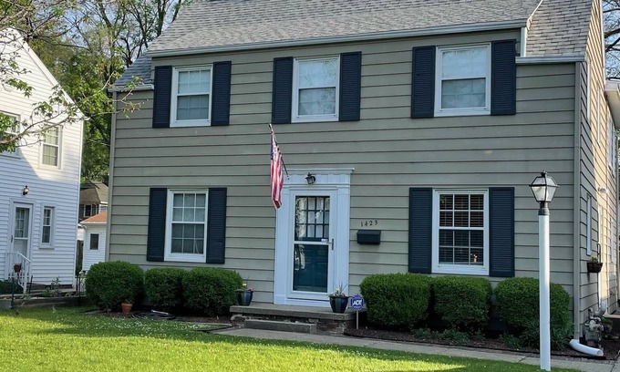 South Bend House | Exceptional 5 Bedroom Home Near Notre Dame with Breakfast