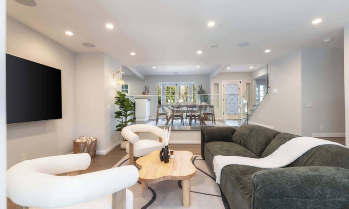 Carthay Circle House | 5 Bedroom Home with Pool & Guest House