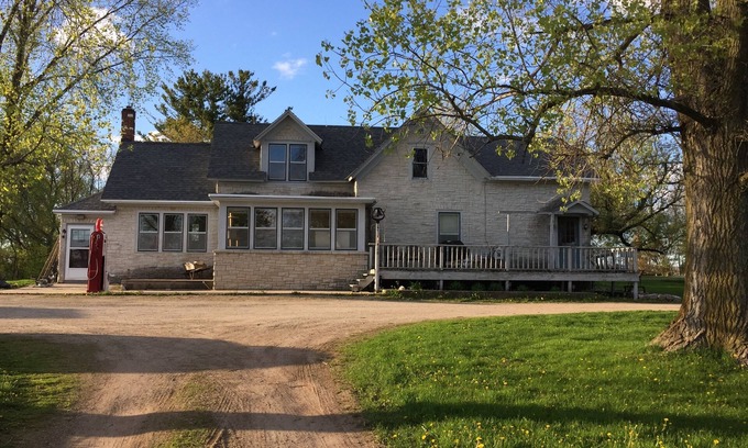 Omro House | Exceptional 5 Bedroom House with Breakfast & Family Amenities