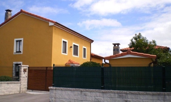 San Pedro de la Ribera House | Perfect Family Retreat: 5 Bedroom House with Garden & Games