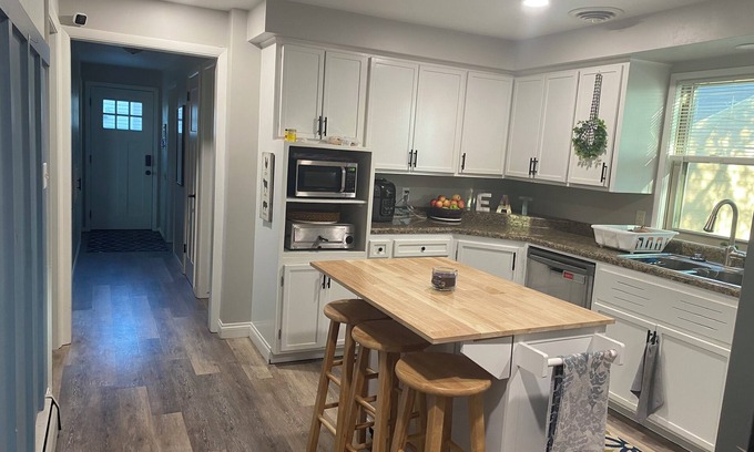Appleton House | Ideal 5-Bedroom Retreat for Gatherings Near EAA!