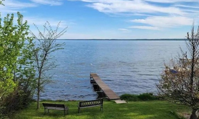 Division No. 11 House | Escape to a Lakefront Cabin at Pigeon Lake near Edmonton