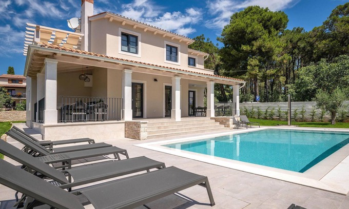Manjadvorci House | Spacious 5 Bedroom Retreat in Manjadvorci with Pool