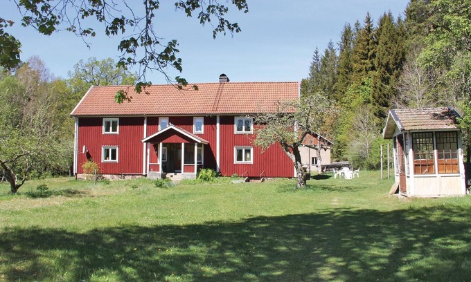 Tvetaryd House | Ideal 5-Bedroom Retreat in Backaryd with Spa & Lake Views