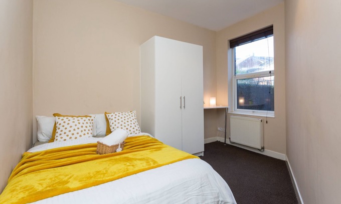 Preston House | Spacious 5 Bedroom Stocks Road Serviced House with Breakfast