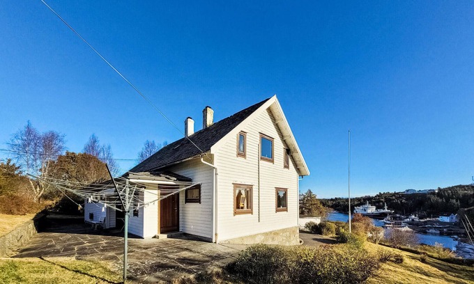 Torangsvag House | Spacious 5 Bedroom Accommodation with Lake View in Torangsvåg
