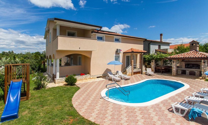 Nedescina House | Ideal 5 Bedroom Retreat in Nedescina with Private Pool