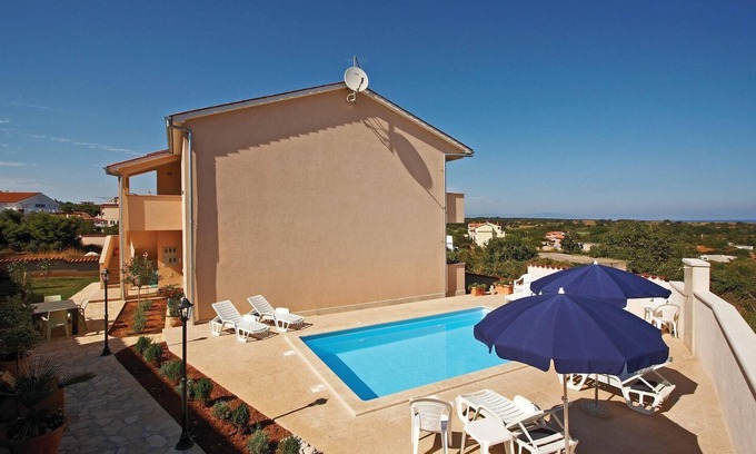Liznjan House | Comfortable 5-Bedroom Accommodation in Liznjan with Pool