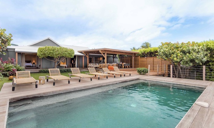 Cul de Sac Villa | Relax in a 5-Bedroom Villa with Panoramic Bay Views