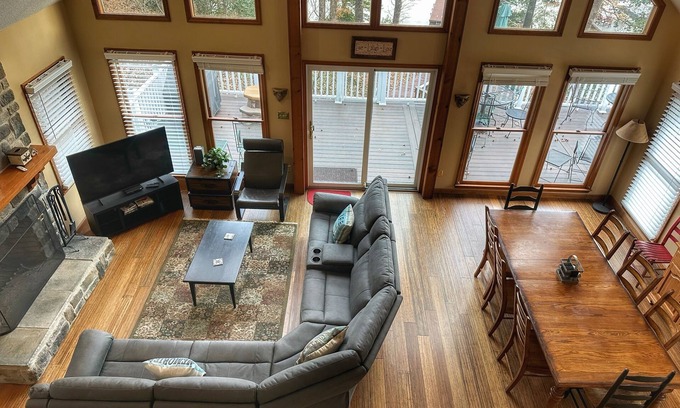 Bracey House | Family-Friendly Waterfront Lakehouse with Fun Amenities
