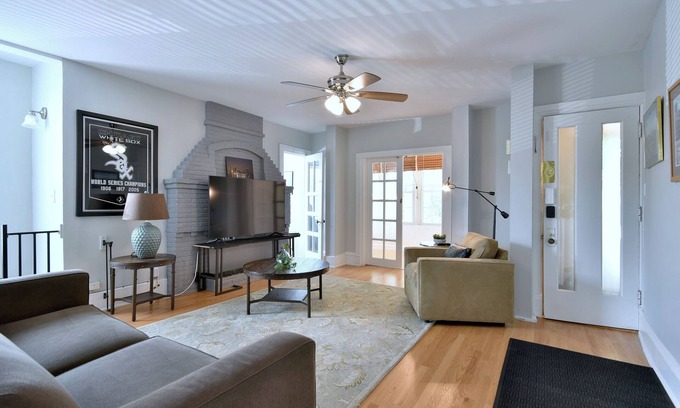 Oak Park Apartment | Family-Friendly 5-Bedroom Retreat with Spa & Breakfast