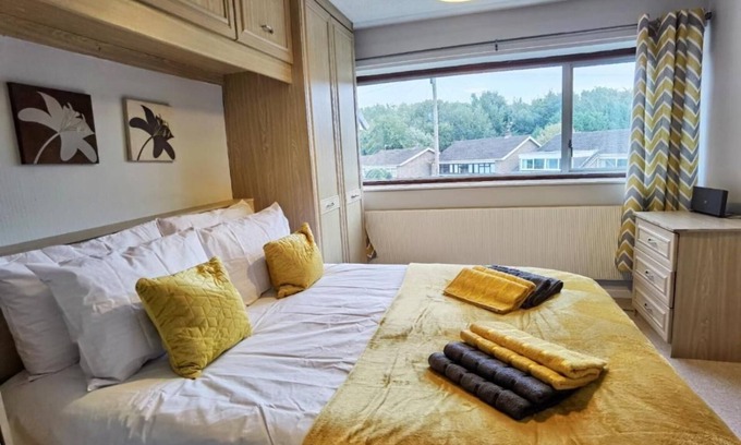 Kimberley House | Spacious 5-Bedroom House with Wifi & Parking for Guests