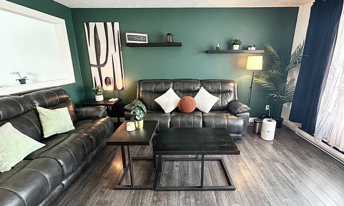 Thompson House | 5 Bedrooms, 2 Kitchens, Free Parking, Newly Renovated