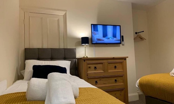 Uplands Apartment | 5 Bedrooms 4 Double rooms Smart Tv's in all rooms