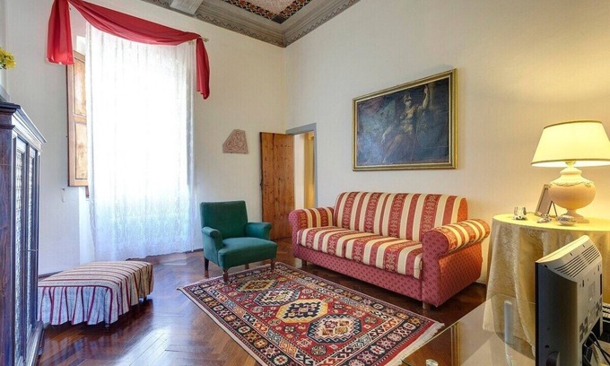 San Lorenzo Apartment | Elegant 5 Bedroom Apartment with Beautiful Fresco Art