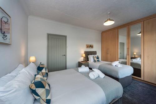 Llanelli Apartment | Bright 5-Bed Family Retreat in Llanelli, Rated 9/10