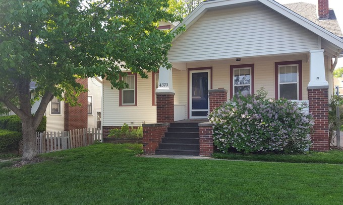 Morton Meadows House | Ideal 5-Bed Home Near Downtown with Spa & Breakfast